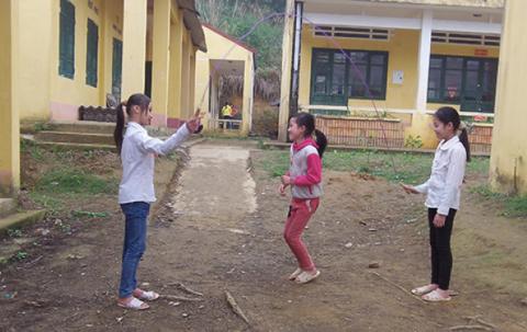 Three friends with a rope can play skipping.